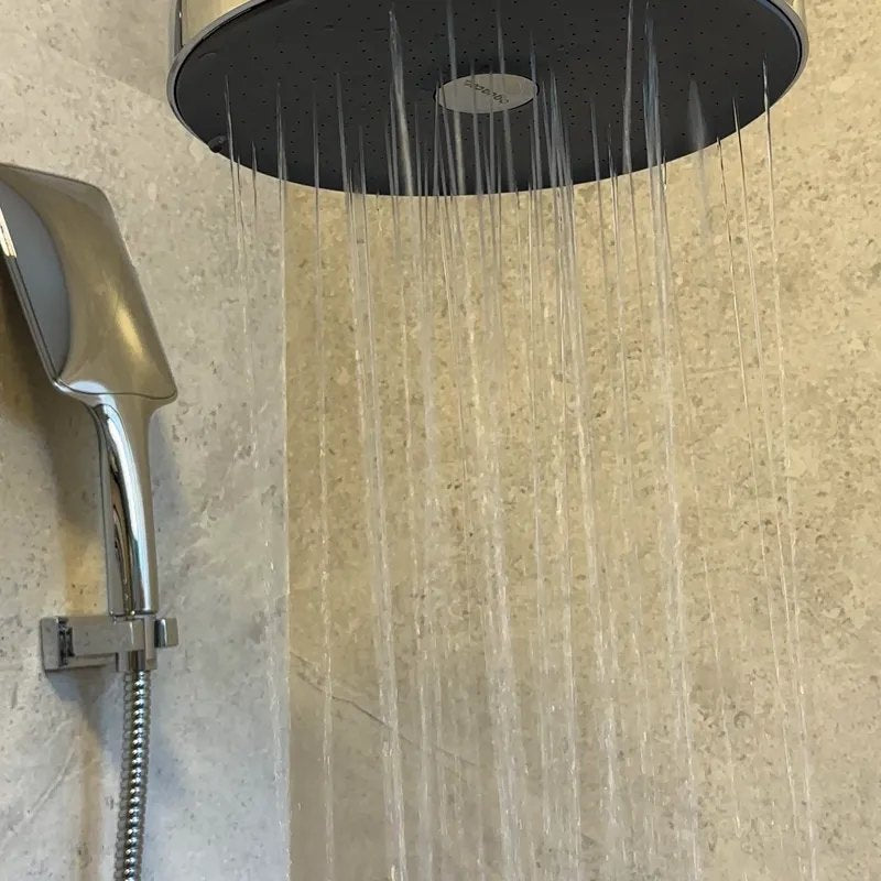 Agua cayendo de la regadera Aguacero