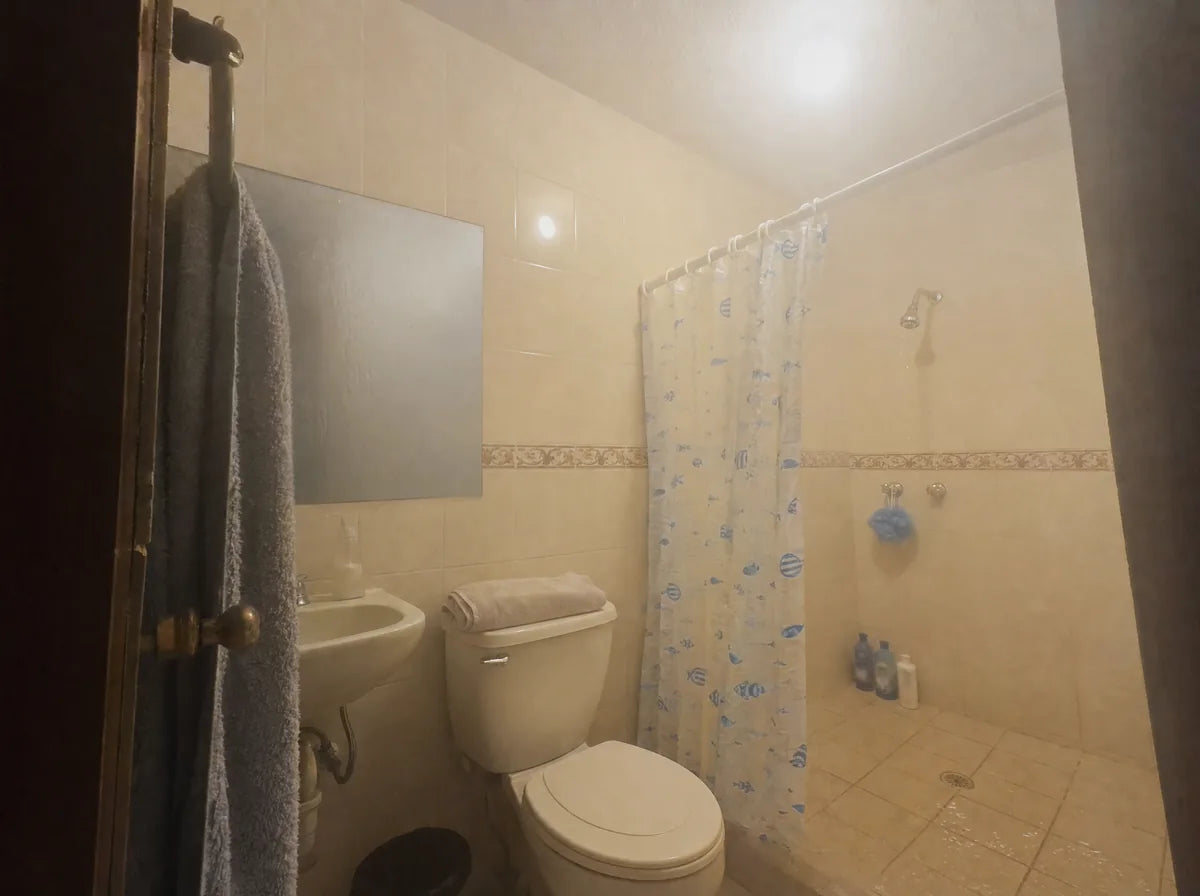 Espejo de baño empañado por el vapor de la ducha.